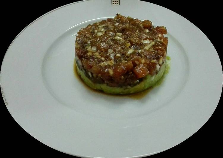 Tartar de atún en cama de guacamole