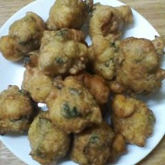 A picture of Onion and spinach pakoda.