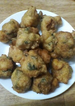 A picture of Onion and spinach pakoda.