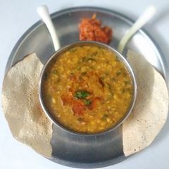 A picture of Lasuni Dal Palak Khichdi.
