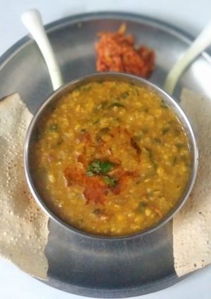 A picture of Lasuni Dal Palak Khichdi.