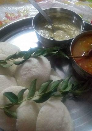 सूजी इडली (Suji idli recipe in hindi) रेसिपी मुख्य फोटो