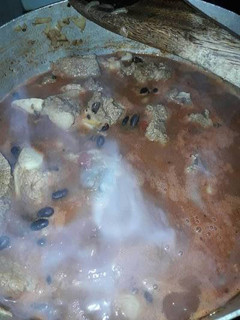 Una foto de Guiso de porotos negros😋😊