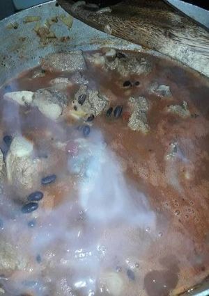 Una foto de Guiso de porotos negros😋😊