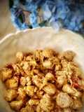 Huevas de merluza con cebolla y tomate cherry
