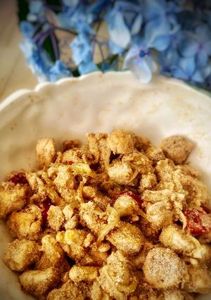 Una foto de Huevas de merluza con cebolla y tomate cherry
