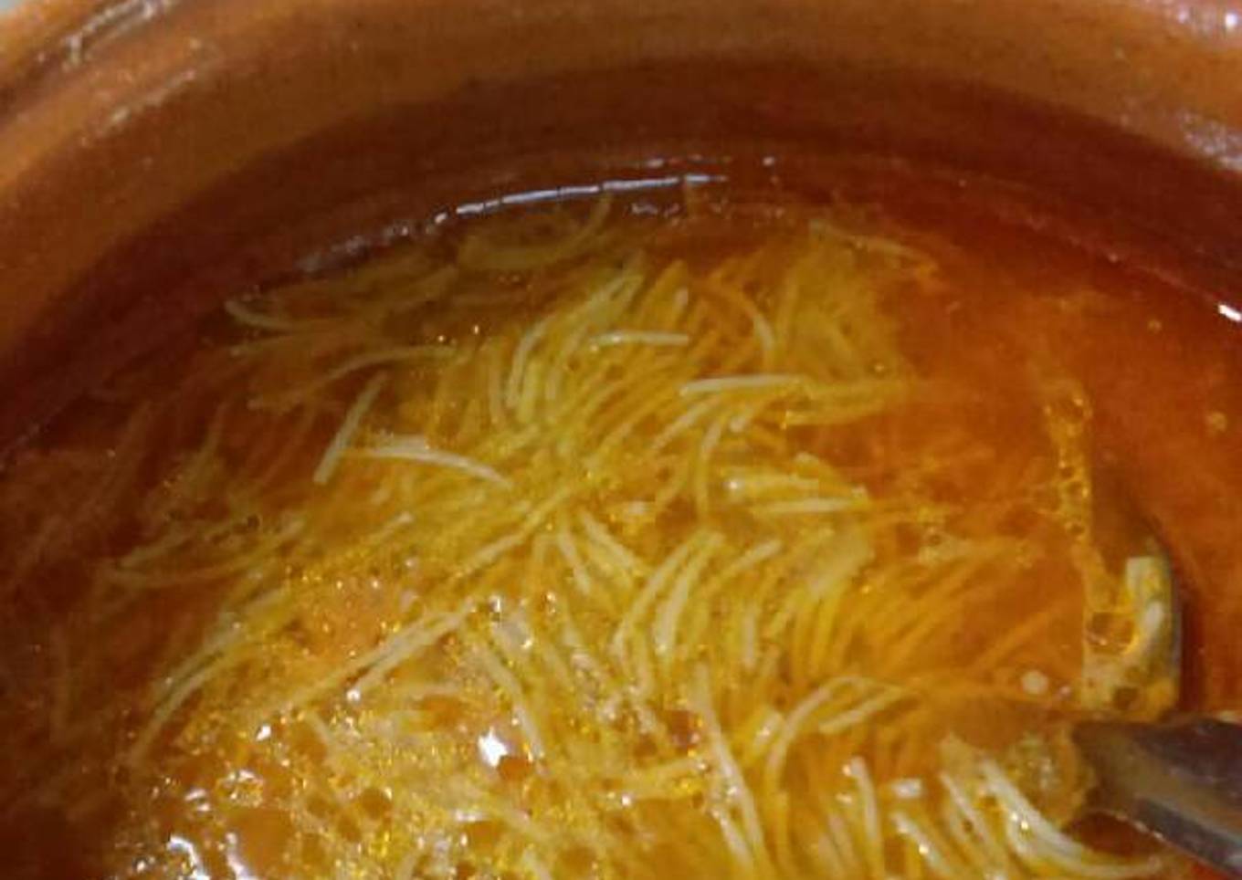 Sopa de fideos con caldo de pollo y jerez. ॐ