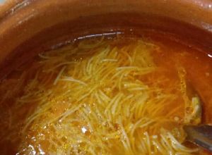 Una foto de Sopa de fideos con caldo de pollo y jerez. ॐ