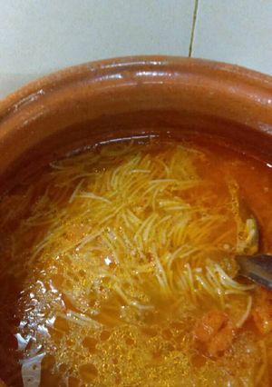 Una foto de Sopa de fideos con caldo de pollo y jerez. ॐ