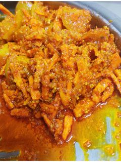 ओल्या हळदीचे मसाला लोणचे (olya haldiche masala loncha recipe in marathi) रेसिपी चे मुख्य फोटो 