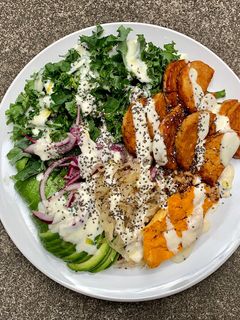 Una foto de Bowl de tempeh, kale y aguacate con salsa ranchera