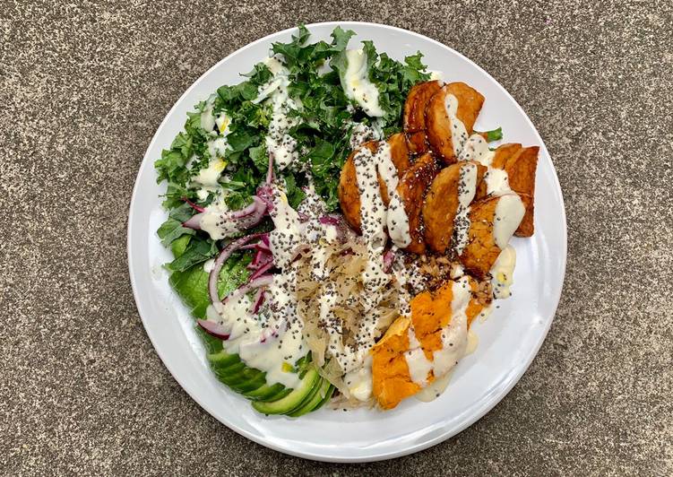 Bowl de tempeh, kale y aguacate con salsa ranchera