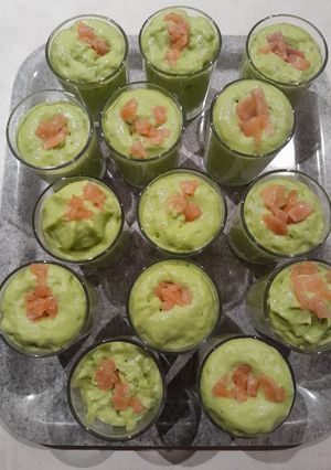 Une photo de Verrine de mousse d'avocat au siphon