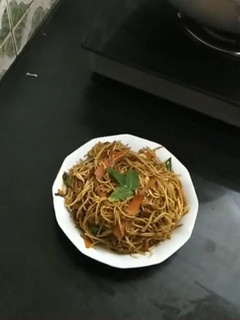 வெஜ் நூடுல்ஸ்(VEG NOODLES RECIPE IN TAMIL) செய்முறை முக்கிய புகைப்படம்