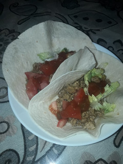 Una foto de Taco con carne picada y ensalada