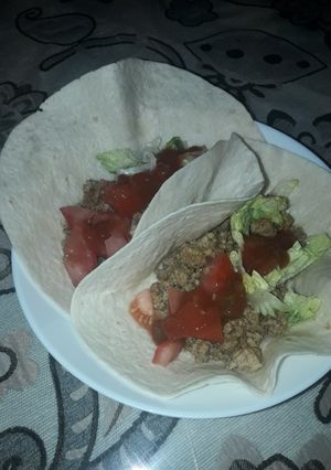 Una foto de Taco con carne picada y ensalada