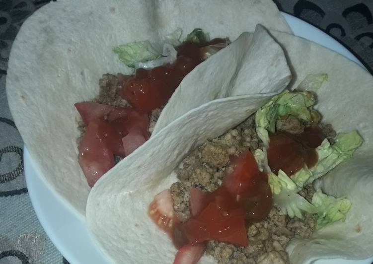 Taco con carne picada y ensalada