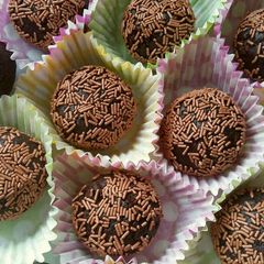 Vickys Easy Cake Truffles A picture of Vickys Easy Cake Truffles.