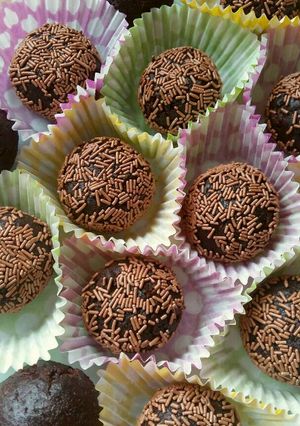 A picture of Vickys Easy Cake Truffles.