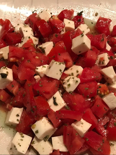 Una foto de Ensalada de tomates con queso fresco