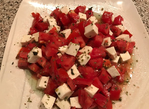 Una foto de Ensalada de tomates con queso fresco