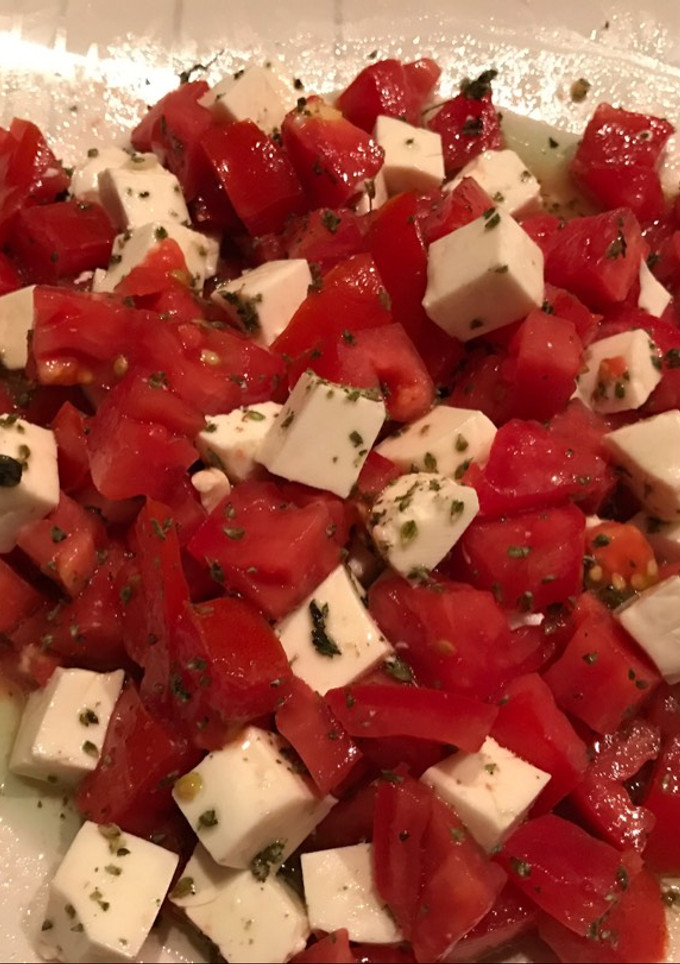 Una foto de Ensalada de tomates con queso fresco