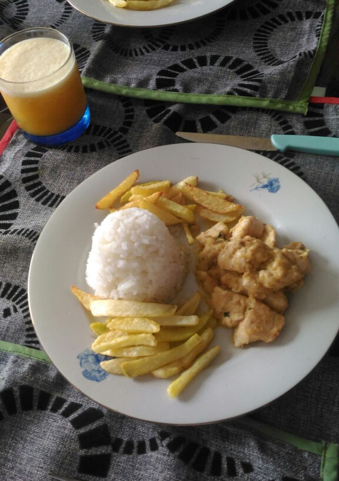 Una foto de Pollo en pasta de cebolla y queso