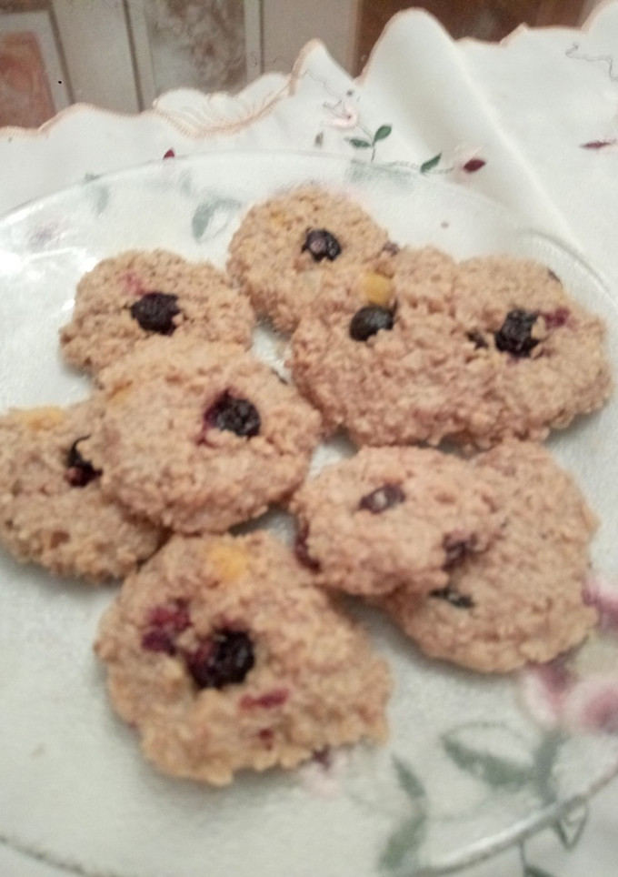 Una foto de Galletitas de avena con pasas de uva, arándanos y fruta en almíbar