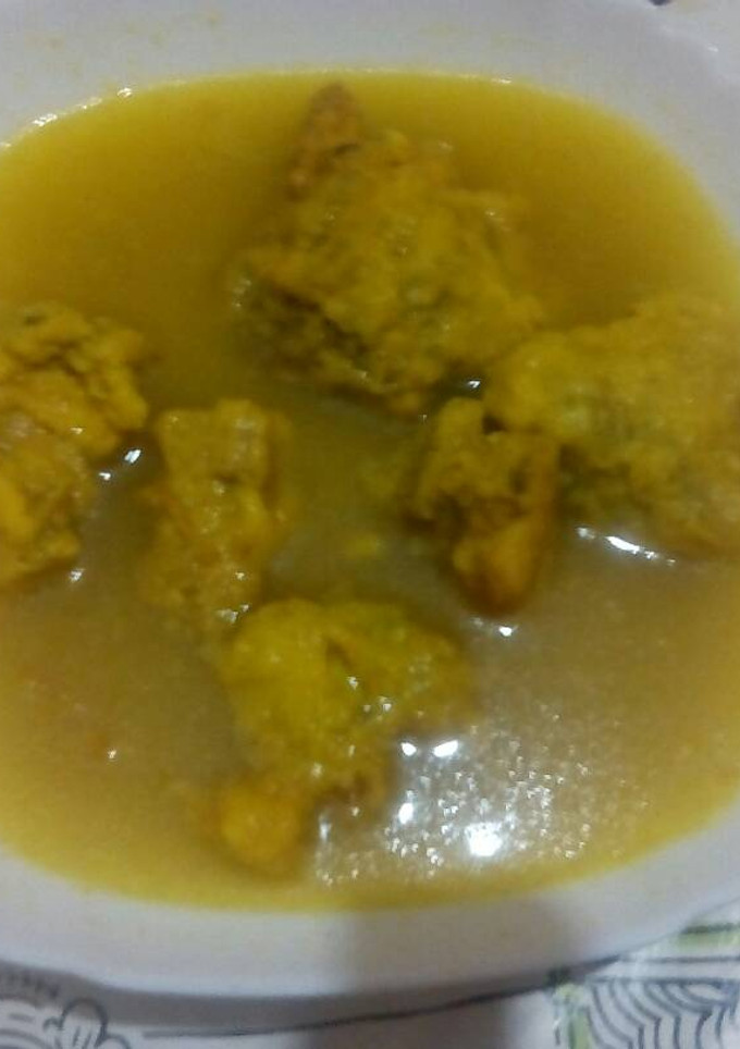 Una foto de pollo de campo en escabeche 