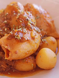 Una foto de Cazuela de calamares con patatas y panceta curada