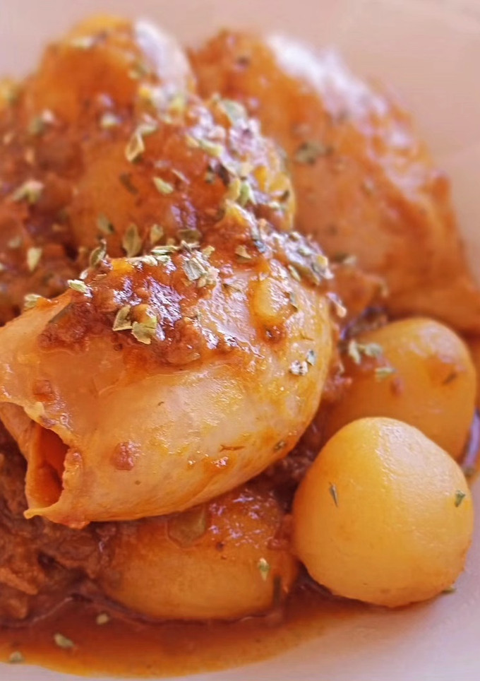 Una foto de Cazuela de calamares con patatas y panceta curada