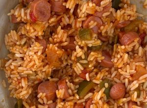 Una foto de Arroz con fritada y salchichas