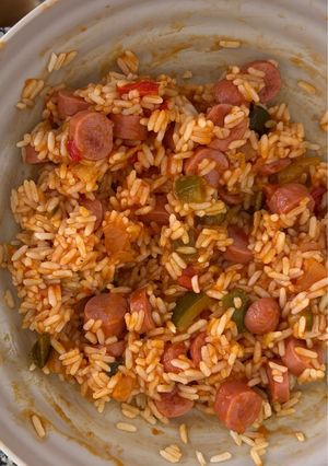 Una foto de Arroz con fritada y salchichas