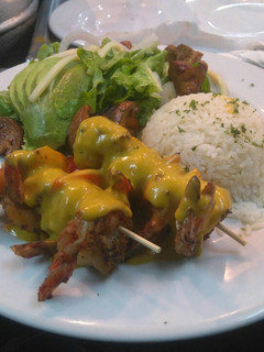 Una foto de Pincho de camarón con salsa de coco