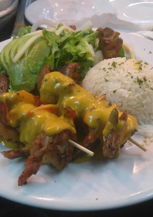 Una foto de Pincho de camarón con salsa de coco