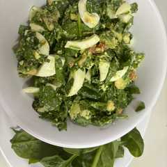 Una foto de Ensalada de espinacas con huevo y aguacate ! Para una cena saludable!