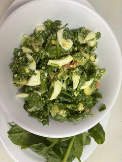 Una foto de Ensalada de espinacas con huevo y aguacate ! Para una cena saludable!