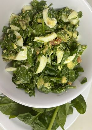 Una foto de Ensalada de espinacas con huevo y aguacate ! Para una cena saludable!
