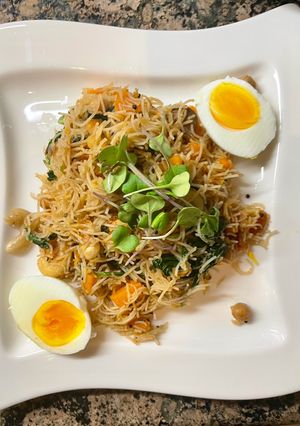 Gebratene Reisnudeln mit Gemüse und Ei Rezepthauptbild