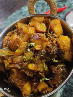 मसाले वाले प्याज़ आलू(masale wale pyaaz aloo recipe in Hindi) रेसिपी मुख्य फोटो