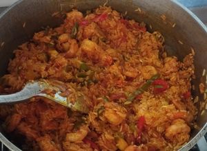 Una foto de Arroz con camarones y achiote