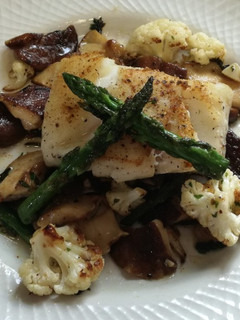 Una foto de Bacalao fresco a la plancha con salteado de verduras