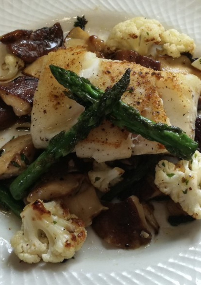 Una foto de Bacalao fresco a la plancha con salteado de verduras
