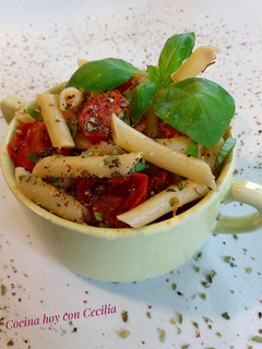 Una foto de Ensalada de pasta con tomates cherry, albahaca y orégano
