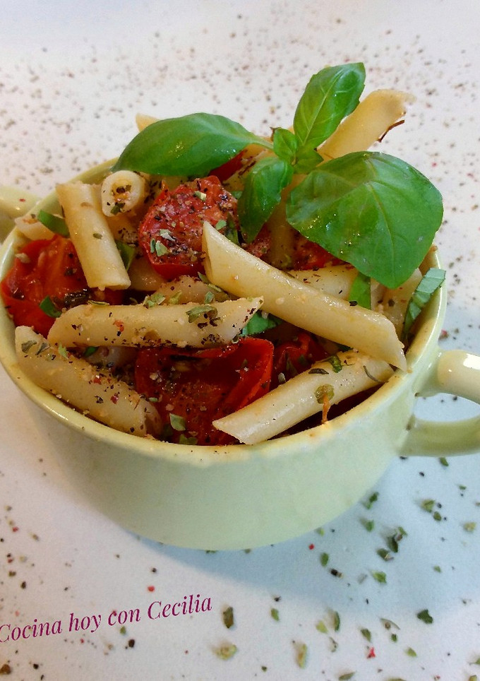 Una foto de Ensalada de pasta con tomates cherry, albahaca y orégano