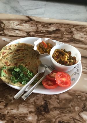 A picture of Daniya methi lachha paratha.