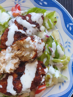 Rizses kebab saláta ágyon mentás joghurtos öntettel recept fotója