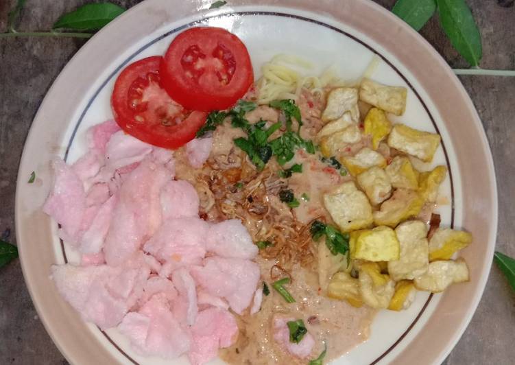 Mie tahu siram bumbu pecel