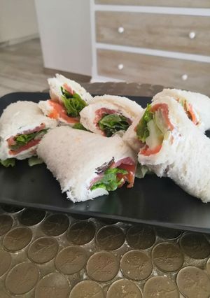 Foto di Rotolini di Pan carrè salmone e verdure