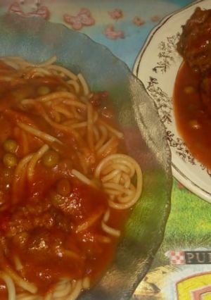 Una foto de Churrasquitos a la criolla acompañado con fideos